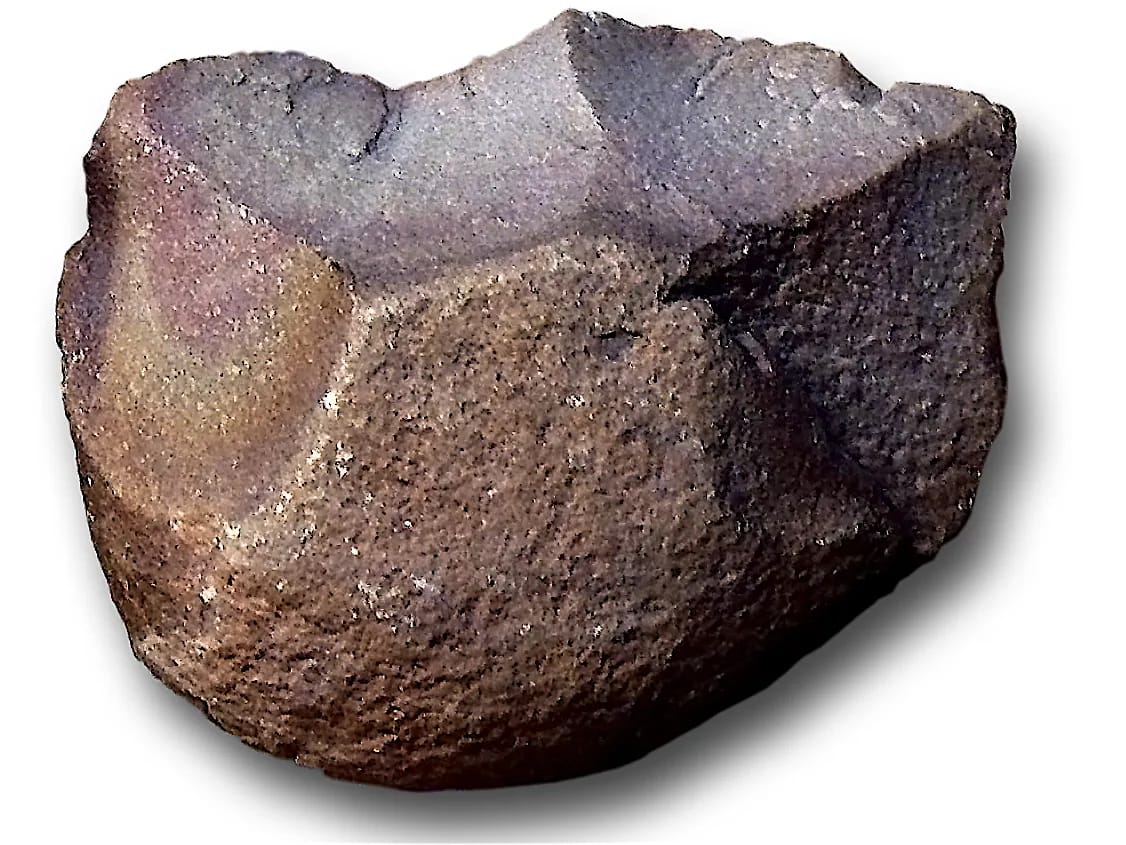 Canto tallado de tradición Olduvayense procedente de la región del Sáhara atlántico Guelmim-Es Semara (Museo Arqueológico Nacional de Madrid)